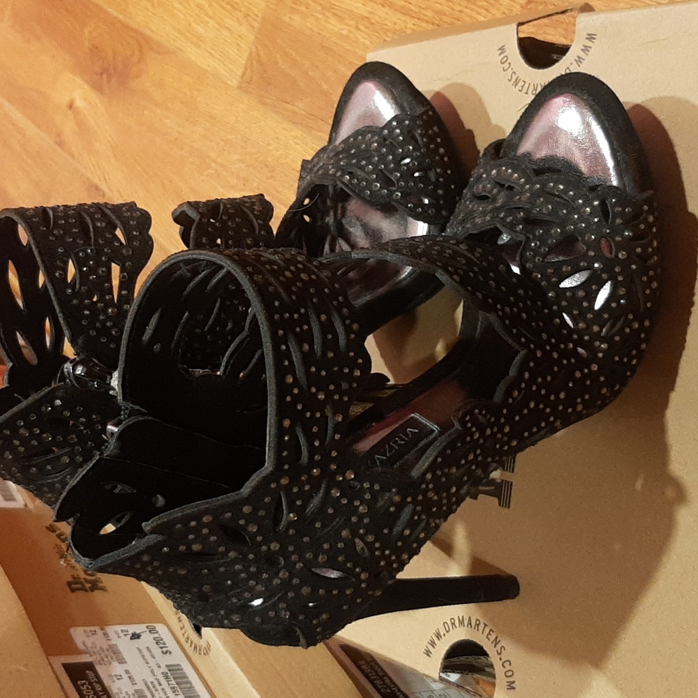 Bcbgmaxazria heels size 7.5B